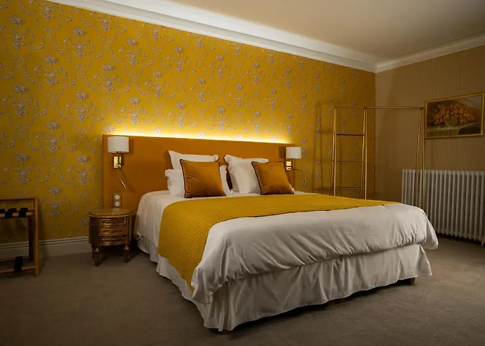 Chateau De Roques מלון 3*